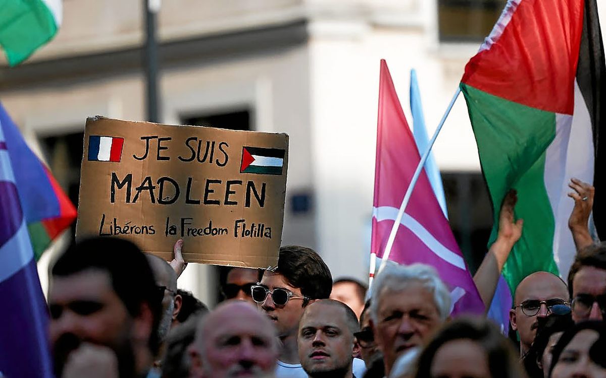 « Le silence serait une faute » : en France, des milliers de personnes se lèvent contre l’interception d’un bateau humanitaire par Israël