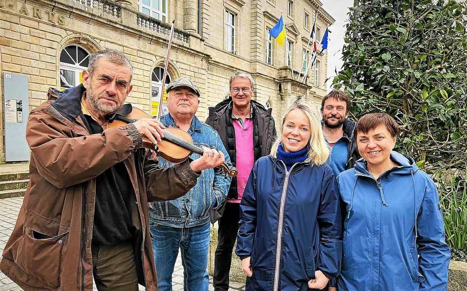 Les membres du groupe Jopazz, qui reprend les chansons de Brassens, ci-dessus aux côtés de Lana Scuiller et Olena Pichavant, de l’association Ouest Solidarité, donneront un concert lors de cette soirée « Chantons pour la paix » samedi 14 juin, à Quimper.