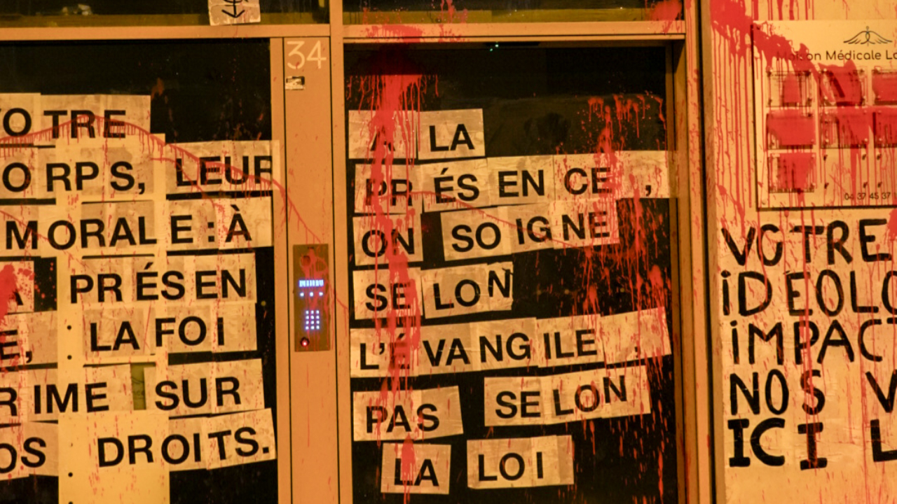 des féministes revendiquent l'attaque d'une maison médicale catholique accusée de refuser de prescrire des contraceptifs