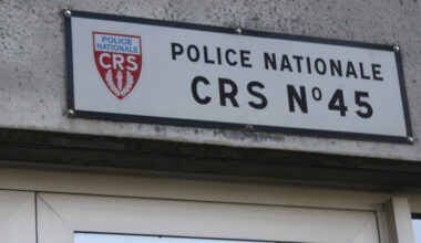 après une altercation, un automobiliste fonce sur le centre national de la police