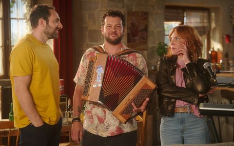 Fabien (David Mora) et Emma (Anne-Élisabeth Blateau) seront accompagnés par Claudio Capeo pour cet épisode spécial « Fête de la musique ».