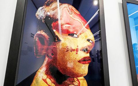« Défiguration-Refiguration, Self-hybridation précolombienne » de ORLAN, 1998.