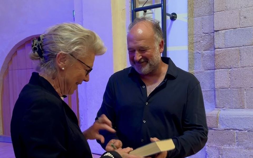 Un Allemand auteur à succès de polars bretons. Il n’y en a qu’un, c’est Jean-Luc Bannalec, de son nom d’auteur. L’écrivain aux 7 millions de livres vendus se fait rare sur les salons. Il a fait une apparition à Livr’à Vannes ce samedi, avec une conférence.