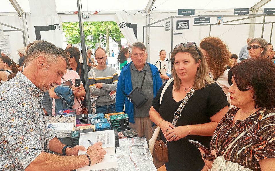 Emilie est venue de Saint-Nazaire, avec sa maman, Sylvie pour croiser trois auteurs de polars : Cédric Sire, Bernard Minier et Franck Thilliez, dont elle a lu tous les livres. Elle repart avec le dernier dédicacé : « Je suis pressée de le lire ». Sa maman lui empruntera !