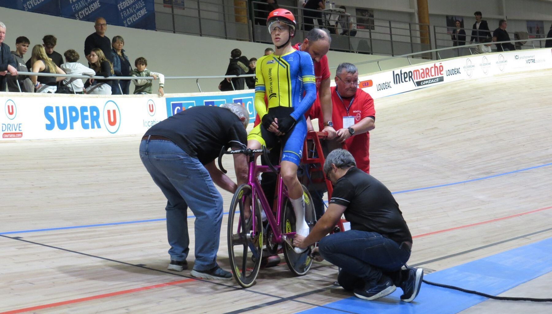 Pinceaux et pots de peinture, travaux en vue dans les vélodromes - Actualité