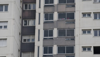 un homme se jette dans le vide avec son enfant dans les bras
