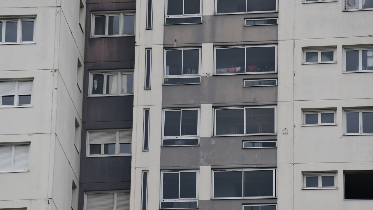un homme se jette dans le vide avec son enfant dans les bras