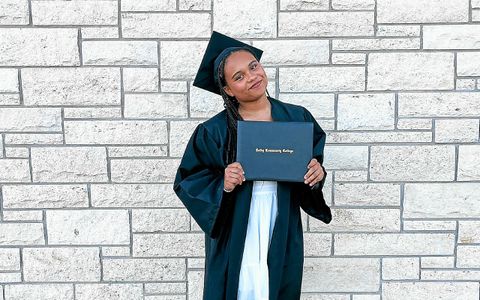 Celia Mbaya est étudiante en biologie, en parallèle de sa pratique du volley.