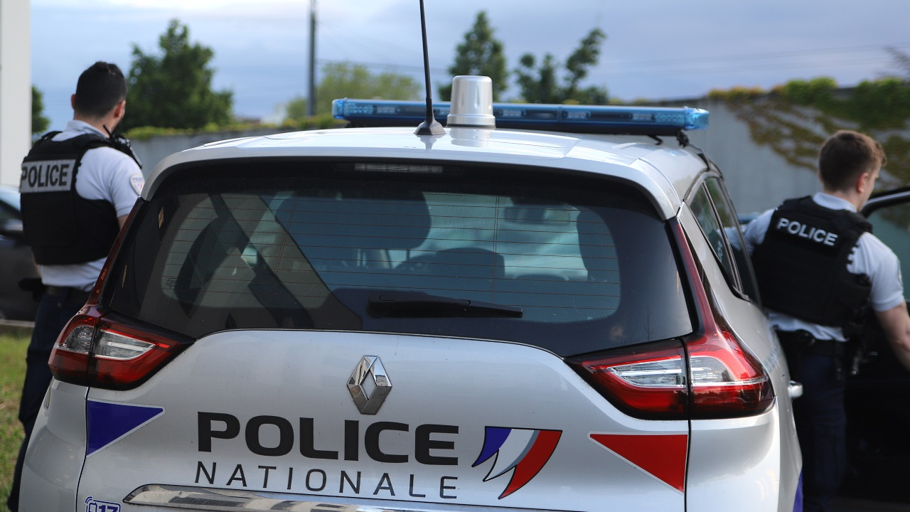 les policiers le retrouvent avec une balle dans la jambe