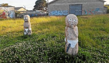 Pourquoi l’exposition des « tékis » fait polémique à Perros-Guirec ?