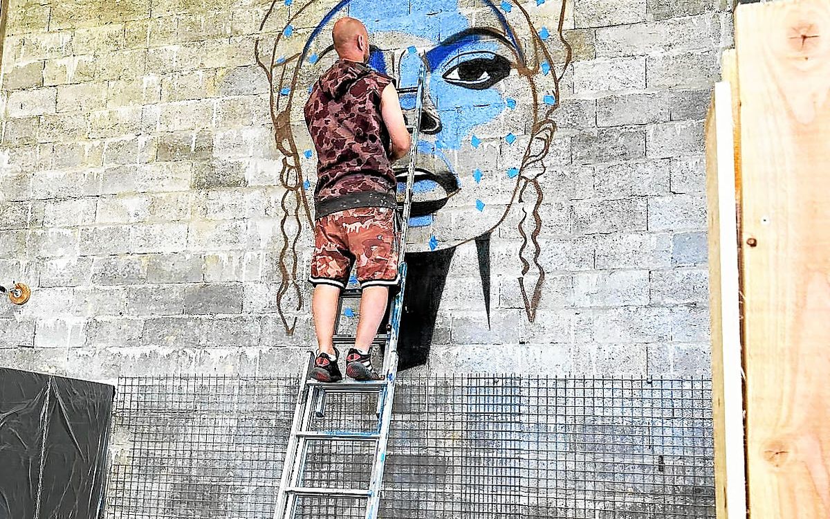 À Quimperlé, une œuvre du graffeur Ezra visible à L’Océane