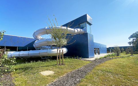 Un grand toboggan de 54 m partira de l’intérieur de la piscine, circulera dehors, pour arriver à l’intérieur de nouveau.
