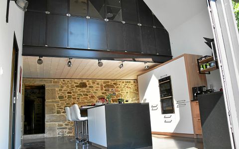 La cuisine, surmontée par la salle de bains.
