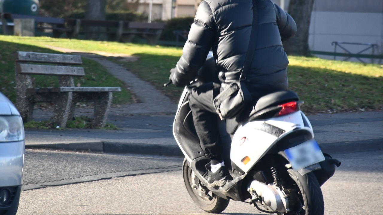 Contrôlé par les gendarmes près de Lyon, il pensait qu'il avait le droit de conduire un scooter sous l'empire du cannabis