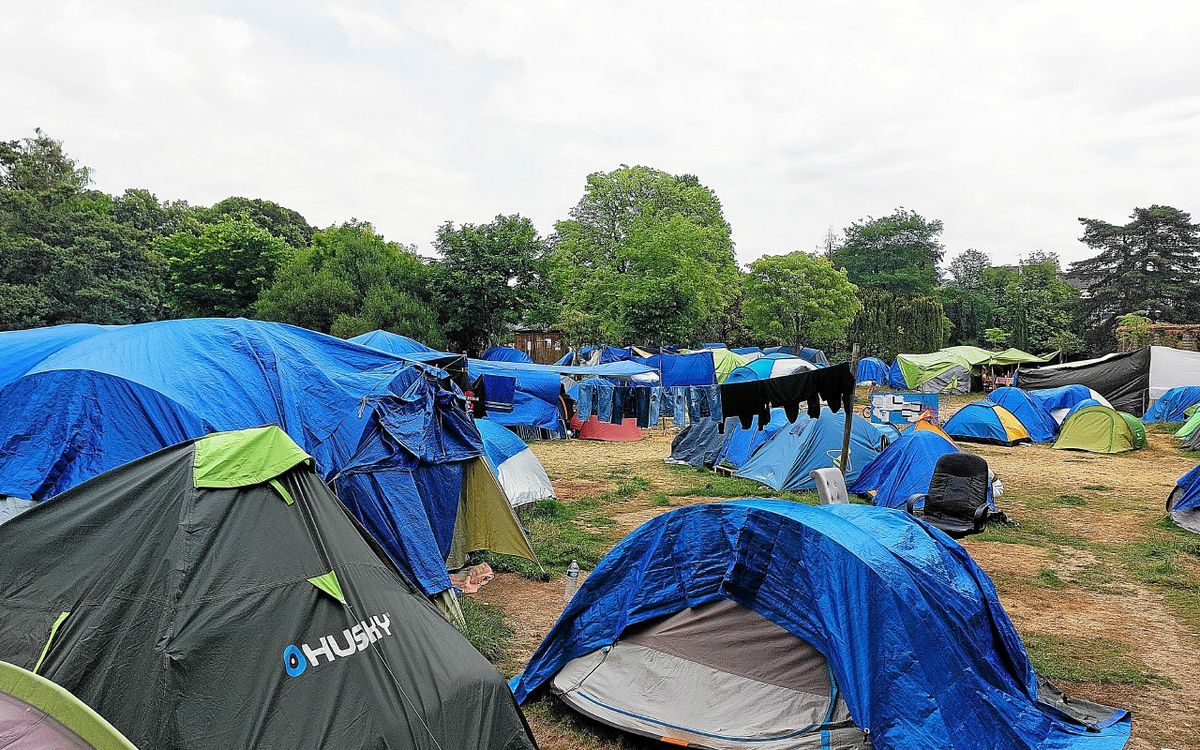 « C’est inhumain avec la chaleur » à Rennes un campement de migrants confronté à la canicule