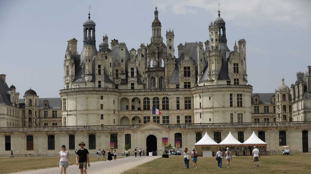 Les allées du château de Chambord accueillent les premiers spectateurs.