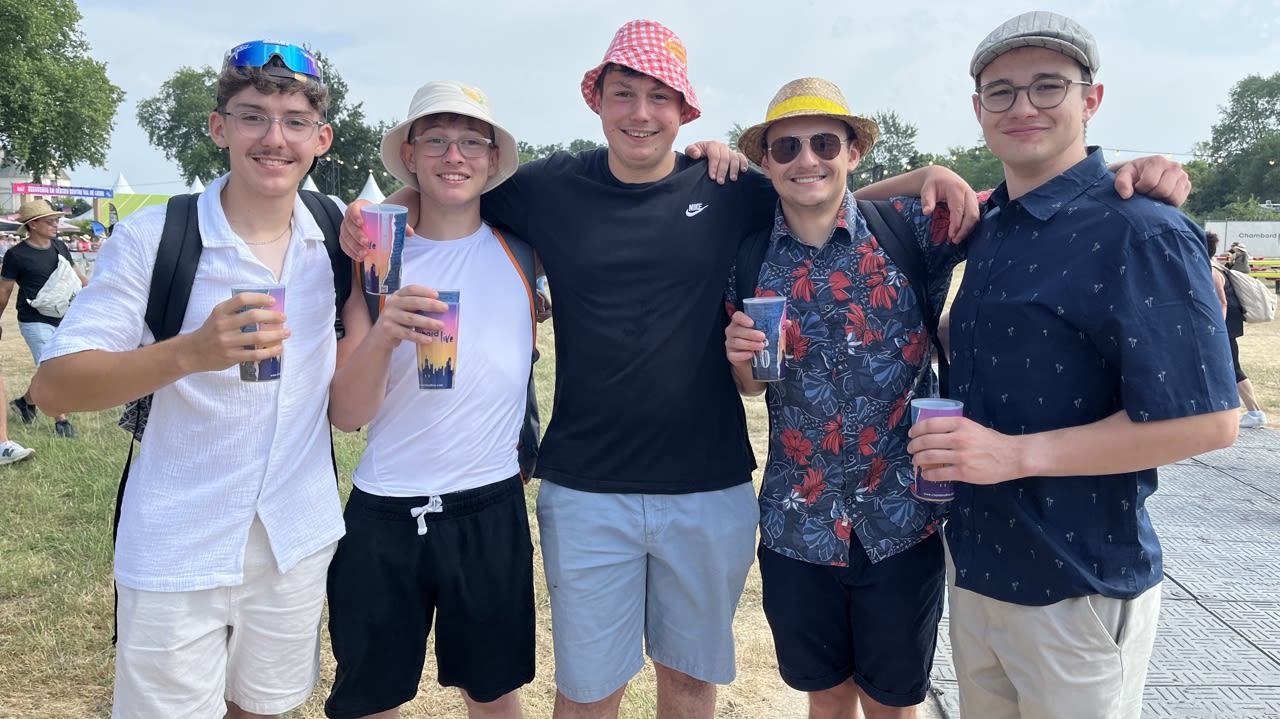 Des shorts et un style décontracté : c’est bien le début de l’été.