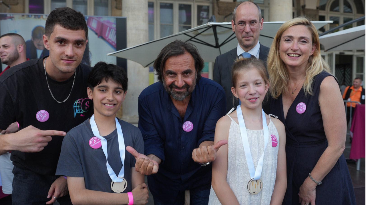 une réfugiée ukrainienne de 10 ans gagne le concours de piano de gare de la SNCF
