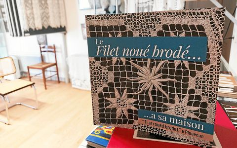 Intitulé tout simplement « Le filet noué brodé… a sa maison », le livre marque les vingt ans de l’association « Ijin ha Spered ar Vro », qui fait vivre la Maison du filet brodé, à Plouénan.