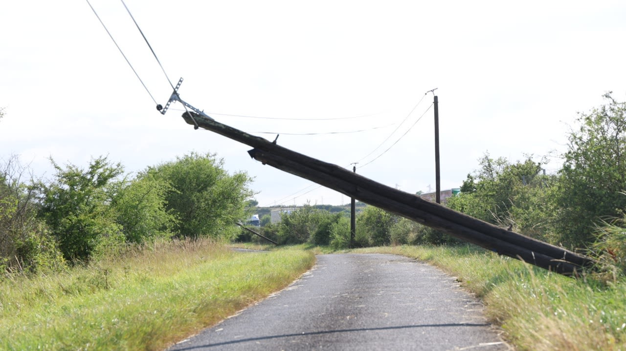 Ici, le poteau électrique entrave complètement la route de campagne.