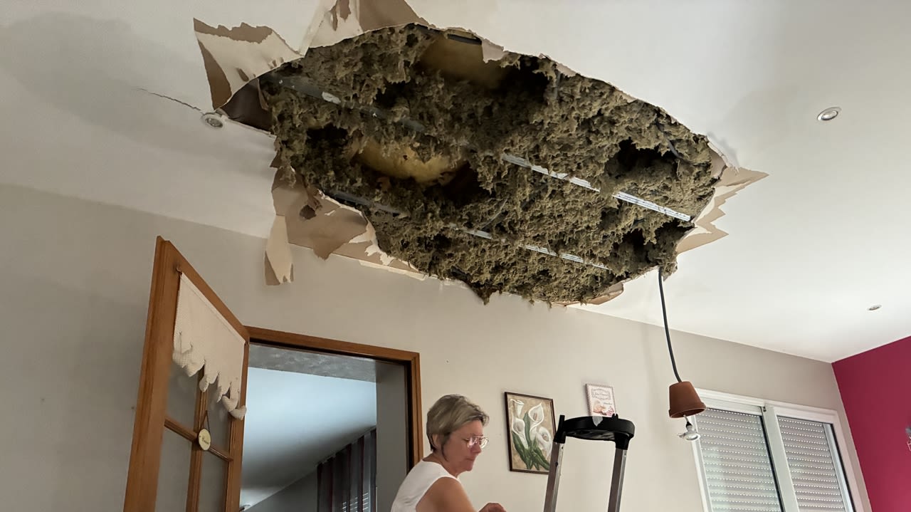 Un large trou émane du plafond, dans cette cuisine de chambres d’hôtes à Tour-en-Sologne.