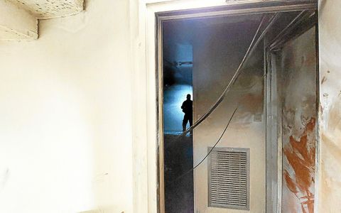 Au 7e étage, la fumée a noirci les murs du palier.