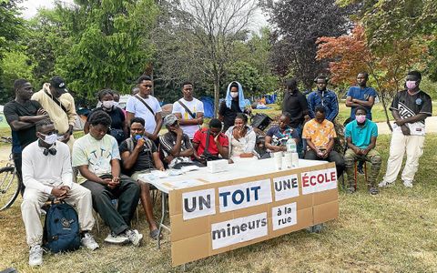 Au parc de Maurepas à Rennes, des jeunes migrants qui se disent mineurs ont pris la parole pour dénoncer la longueur du recours pour évaluer la majorité d’une personne.