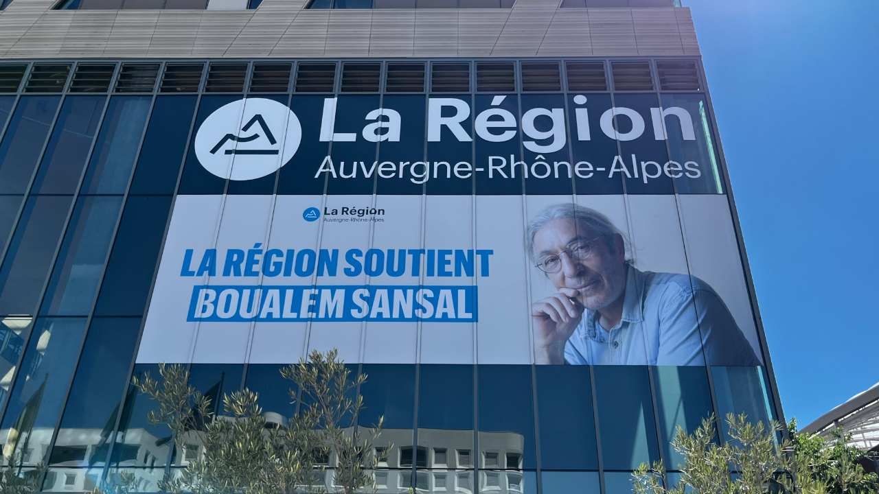 le portrait de Boualem Sansal affiché sur le siège de la Région Auvergne-Rhône-Alpes