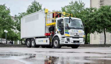sept nouveaux camions-grues électriques pour la collecte de verre inaugurés par la Métropole