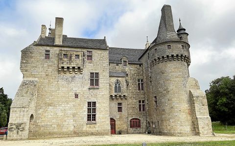 Le château de Kerouzéré, à Sibiril, qui accueille du 28 juin au 30 novembre l’exposition « Leonardo Da Vinci, les inventions d’un génie »