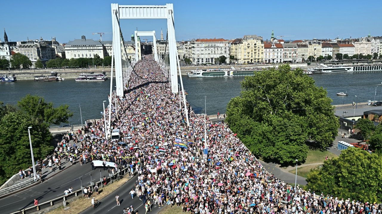 À Budapest, des manifestants défient le pouvoir en assistant en masse à la marche des fiertés