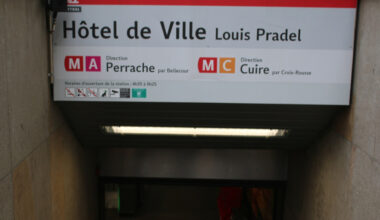 un homme entre la vie et la mort après une chute sur les rails du métro A