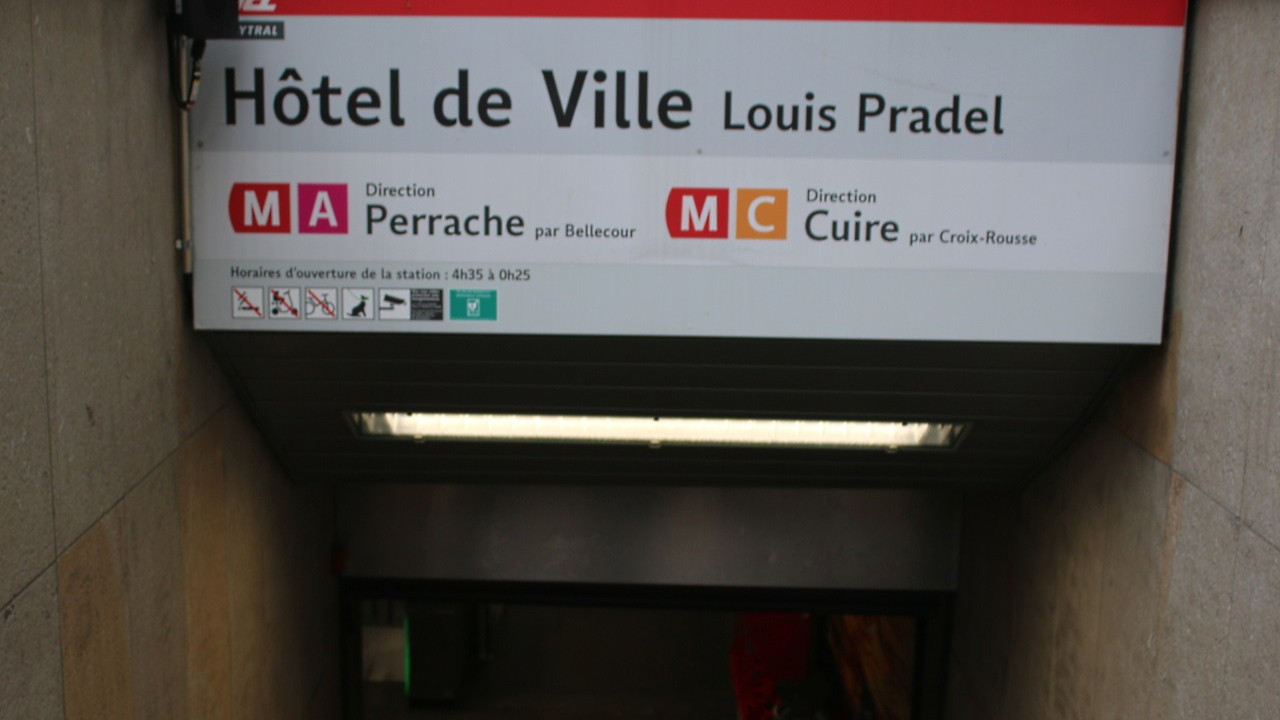 un homme entre la vie et la mort après une chute sur les rails du métro A
