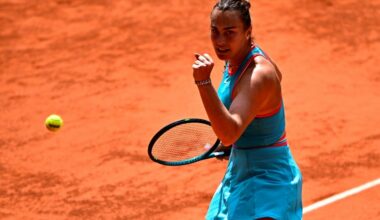 La Bélarusse Aryna Sabalenka célèbre sa victoire contre la Chinoise Zheng Qinwen en quarts de finale du simple dames du tournoi de Roland-Garros, à Paris, le 3 juin 2025 (JULIEN DE ROSA)