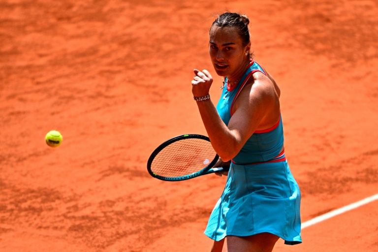 La Bélarusse Aryna Sabalenka célèbre sa victoire contre la Chinoise Zheng Qinwen en quarts de finale du simple dames du tournoi de Roland-Garros, à Paris, le 3 juin 2025 (JULIEN DE ROSA)