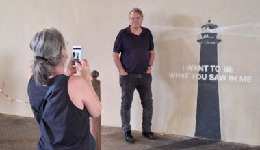 Le phare de Banksy illumine une rue peu fréquentée de Marseille et déchaîne les passions