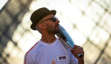 JR devant la Pyramide du Louvre à Paris le 14 juillet 2024 (GEOFFROY VAN DER HASSELT)