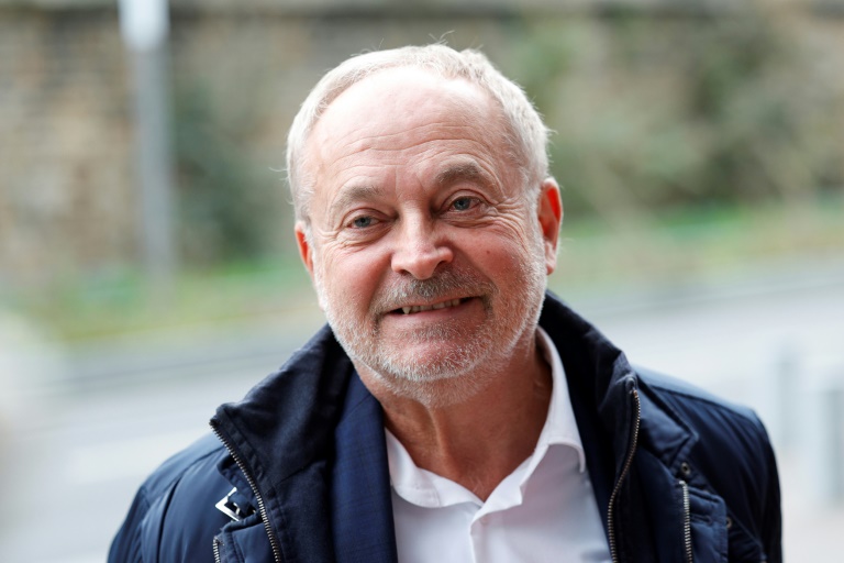 Le sénateur Joël Guerriau quitte le tribunal de Paris après une confrontation avec la députée Sandrine Josso, le 6 novembre 2024 (GEOFFROY VAN DER HASSELT)