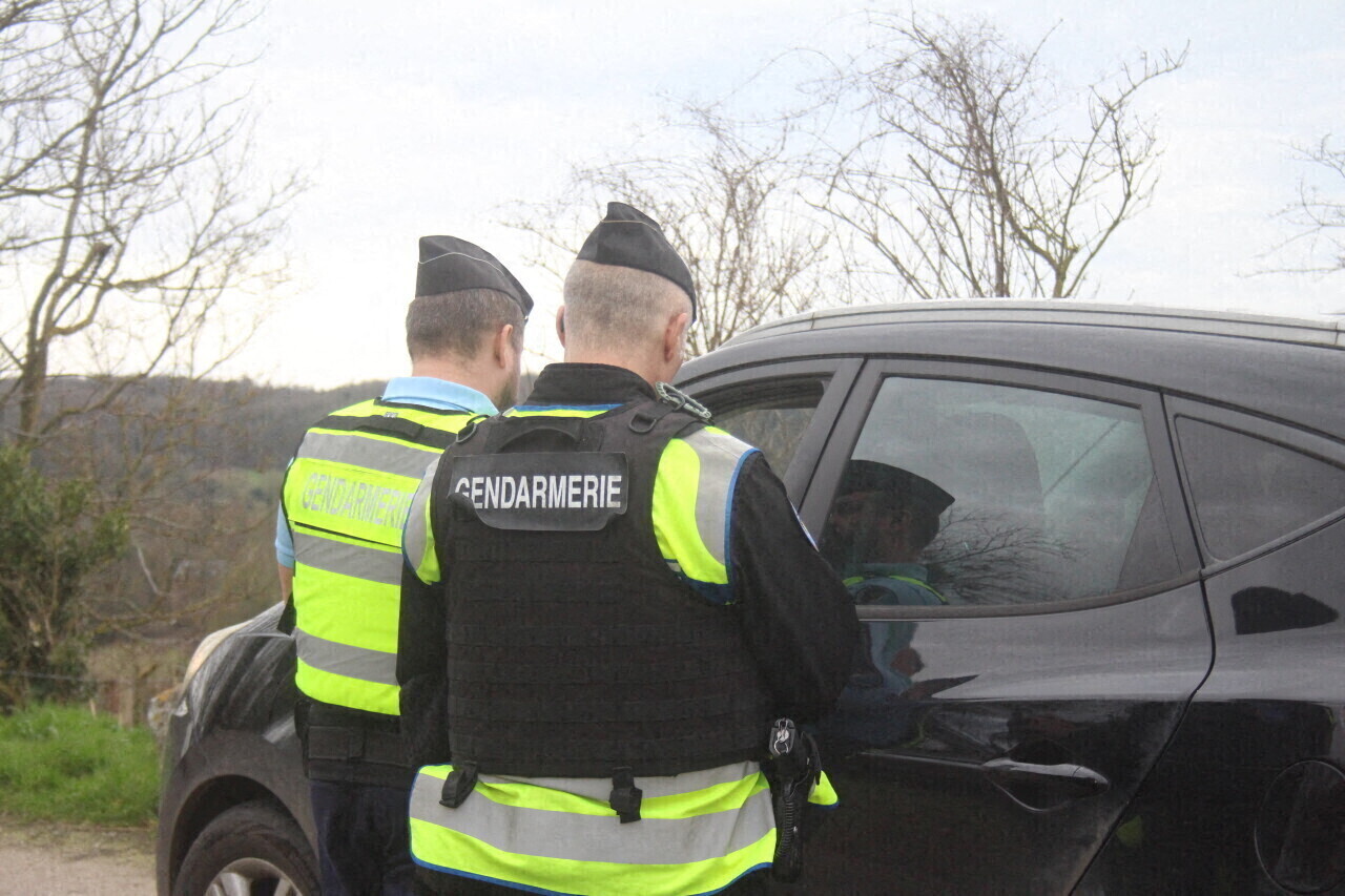 Il conduit sans permis, mais sous stupéfiants et avec des armes dans la voiture
