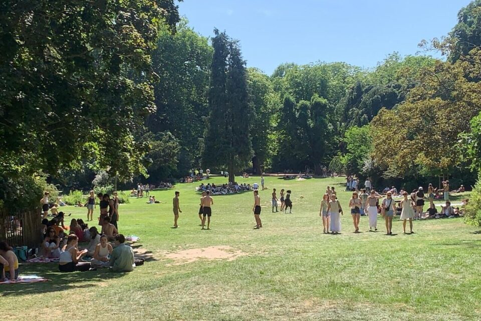 Le parc Vauban, à l'entré de la Citadelle, avait ses sportifs au soleil, et ses visiteurs qui préféraient l'ombre de sa végétation.