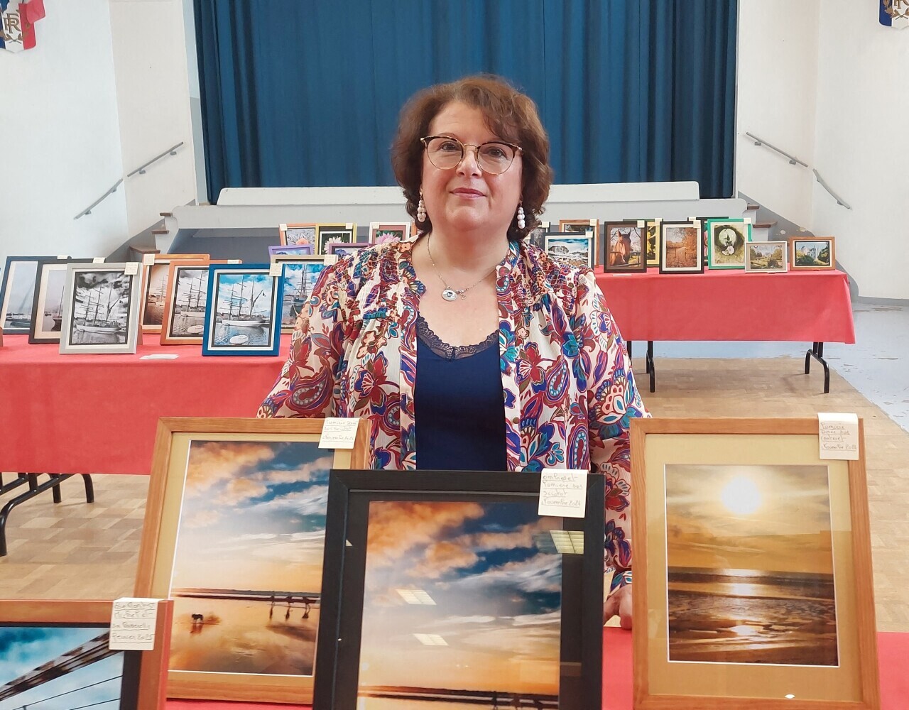 Bien connue dans cette commune du Cotentin, Sylvie lance son entreprise de photographie