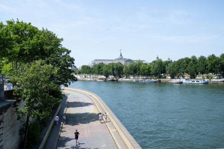 Les quais de la Seine pendant un après-midi chaud, à Paris, de 13 juin 2025 (Emma DA SILVA)