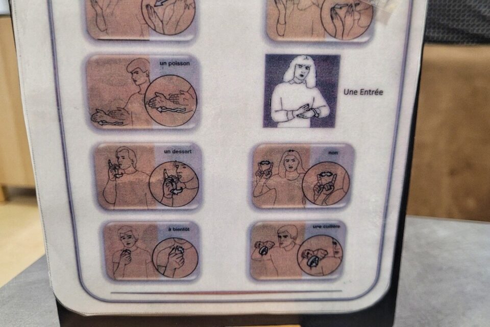 Au dos du menu, des pictogrammes pour apprendre quelques mots en langue des signes.
