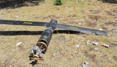Une photo montre les restes d'un drone iranien qui serait tombé dans les champs nord de la ville de Jasim près de Daraa dans le sud-ouest de la Syrie le 14 juin 2025. Israël et l'Iran ont échangé des tirs le 14 juin, au lendemain des frappes israéliennes qui, selon l'Iran, ont touché ses installations nucléaires, « martyrisé » des commandants de haut rang et tué des dizaines de civils, quelques jours seulement avant que l'Iran et les États-Unis ne tiennent un sixième cycle de négociations sur le programme nucléaire de la République islamique. (Photo par Sam HARIRI / AFP)
