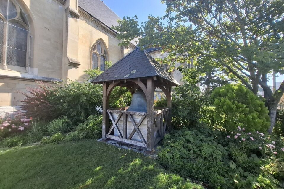 Un ancien four à cloches subsiste au pied de l’église, utilisé autrefois pour fondre les cloches sur place.