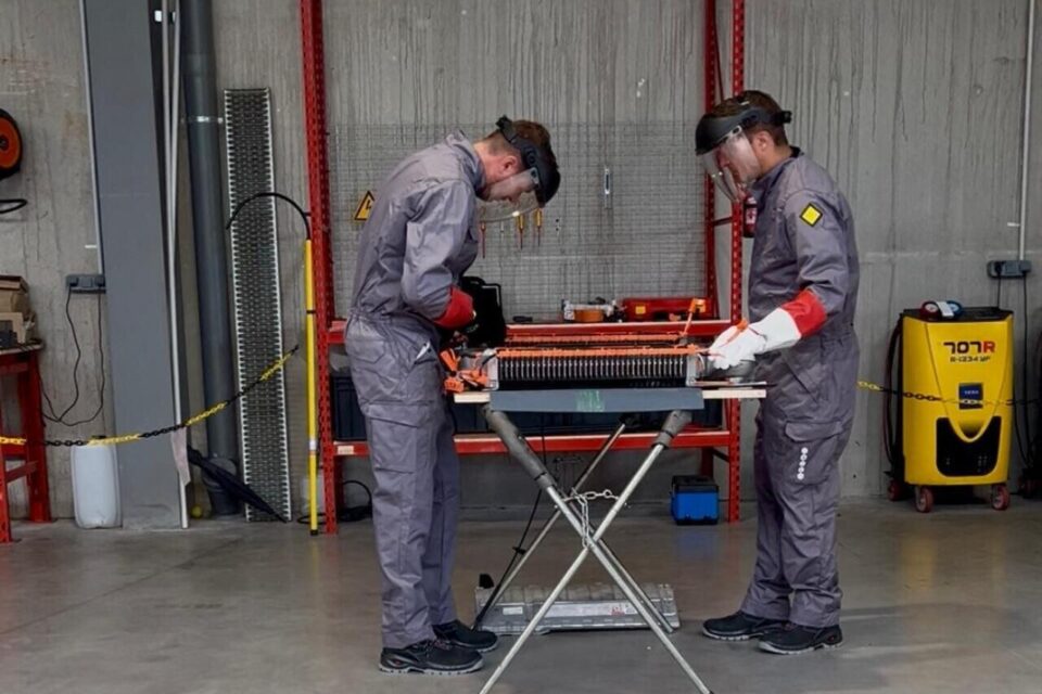 Careco Molins prend le virage de l'électrique. L'entreprise est équipée pour travailler sur les batteries. Ce qui implique des mesures de sécurité complémentaires.