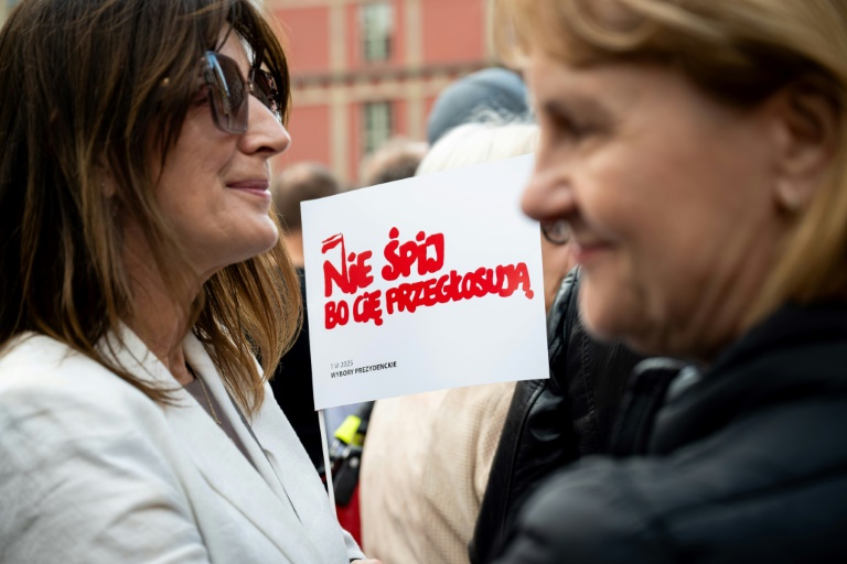 Pendant le dernier meeting de campagne du candidat centriste Rafal Trzaskowski, le 30 mai 2025 à Gdansk (MATEUSZ SLODKOWSKI)