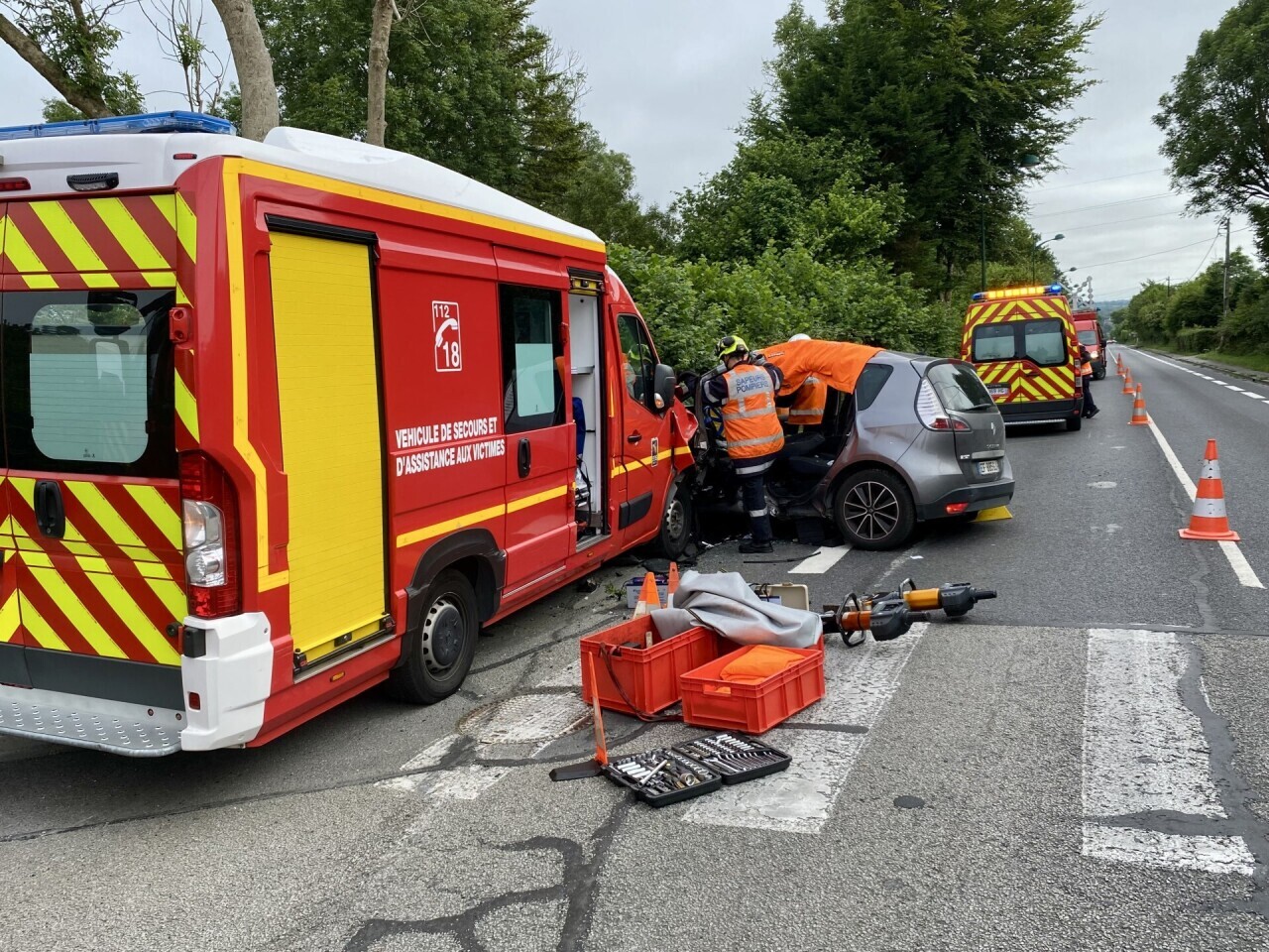 un blessé grave, trois pompiers légèrement blessés