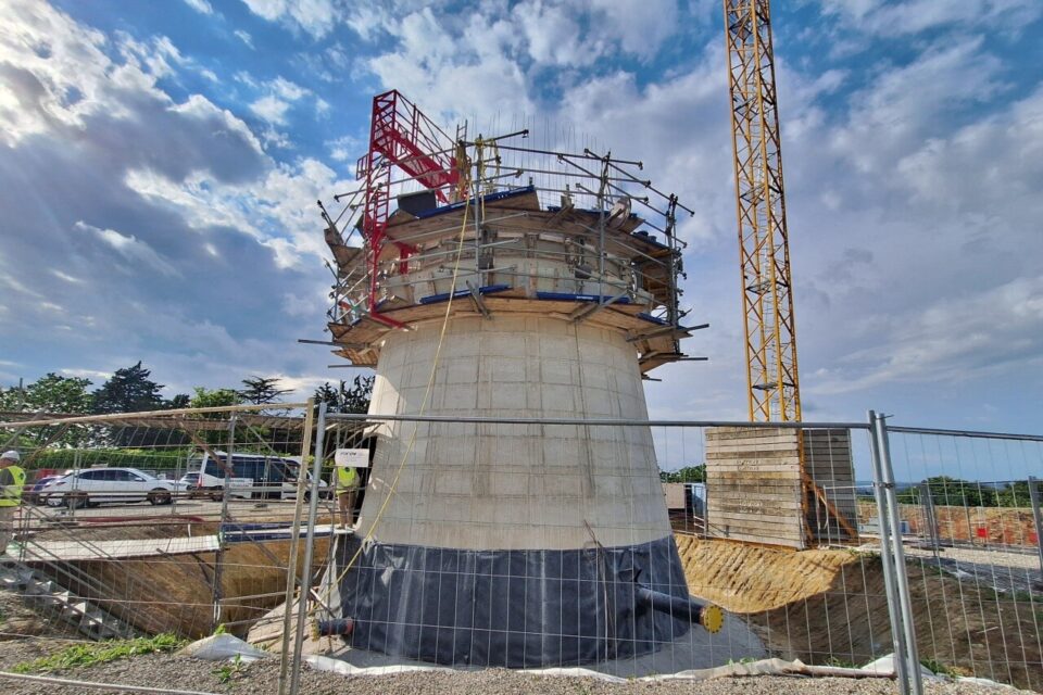 Rebigue 2, réservoir d'eau en construction à Castenet-Tolosan, devrait atteindre une hauteur d'environ 30 mètres.