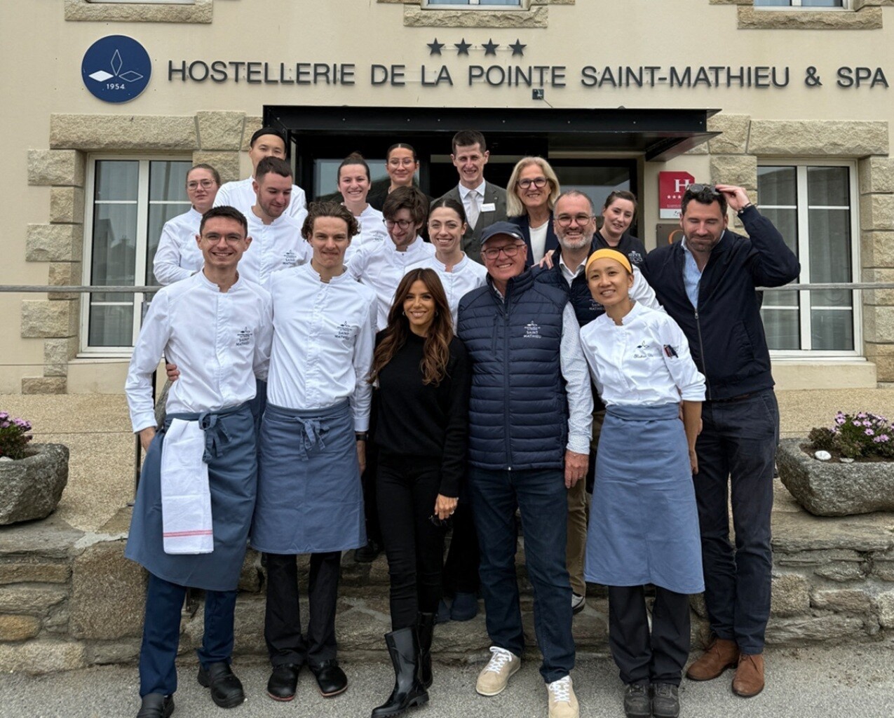 L'actrice américaine Eva Longoria dans les cuisines de ce restaurant de la pointe Saint-Mathieu